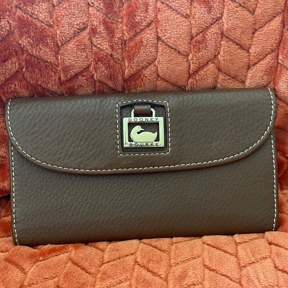 Dooney & Bourke Handbags - Dooney and Bourke Dillen collection continental wallet
